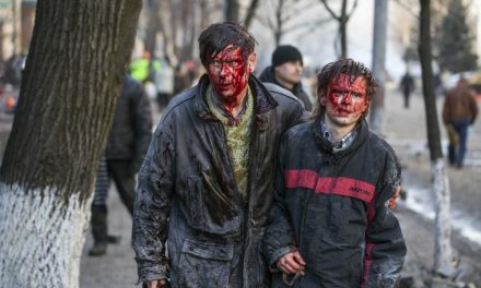 Ουκρανία: Ενας νεκρός και εκατοντάδες τραυματίες σε επεισόδια έξω από τη Βουλή – Μεταξύ αυτών ένας υφυπουργός και δύο Γάλλοι δημοσιογράφοι