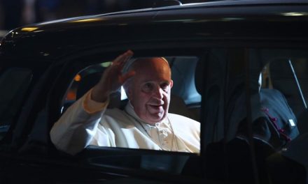 Διαψεύδει το Βατικανό ότι ο Πάπας έχει όγκο στον εγκέφαλο