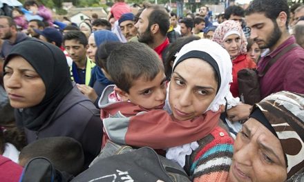 The Guardian: Η Ευρώπη σε κίνδυνο από τους χειρισμούς στο μεταναστευτικό