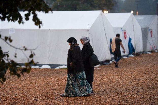 Spiegel: η γερμανική κοινωνία πιέζεται από το κύμα των προσφύγων