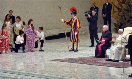 Ο Πάπας ευλογεί τους Ρομά-Στέλνει μηνύματα κατά των προκαταλήψεων