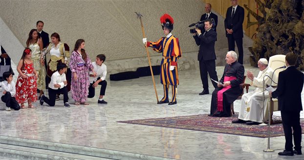 Ο Πάπας ευλογεί τους Ρομά-Στέλνει μηνύματα κατά των προκαταλήψεων