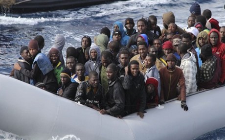 Tα “αποβατικά κύματα” των μεταναστών & οι άφωνοι θεατές