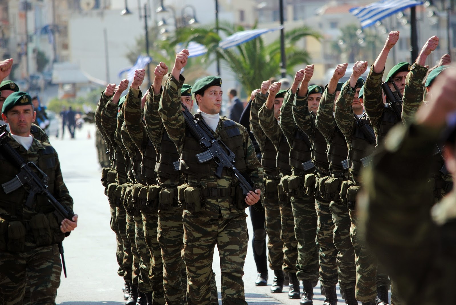 Τό ὀξύμωρο τῆς παρελάσεως