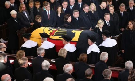 Το τελευταίο «αντίο» στον Χέλμουτ Σμιτ είπε η Γερμανία
