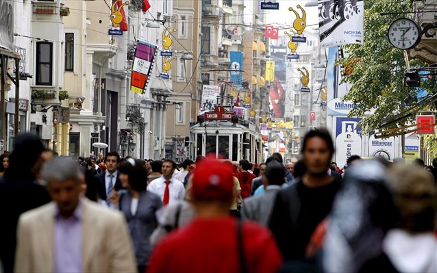 Bloomberg: Πλήγμα στην τουρκική οικονομία από το «εμπάργκο» των Ρώσων τουριστών