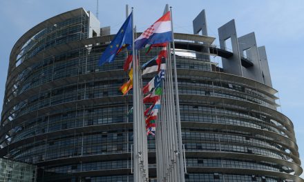 Το Ευρωκοινοβούλιο συνδέει αξιολόγηση και χρέος