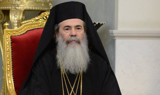 Hundreds of Palestinian Christians attack Greek Orthodox Patriarch’s car to protest controversial land deals