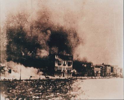 Εικόνα από την πυρκαγιά της Σμύρνης, όπως φωτογραφήθηκε από τους απαθείς παρατηρητές των Δυτικών πλοίων που ναυλοχούσαν στο λιμάνι