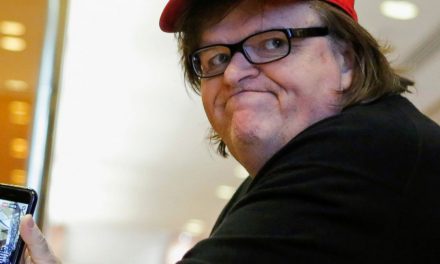 Η λίστα του Michael Moore για τον Τραμπ που έγινε viral