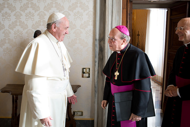 El Prelado junto con Mons. Fernando Ocáriz saludan al Papa Francisco