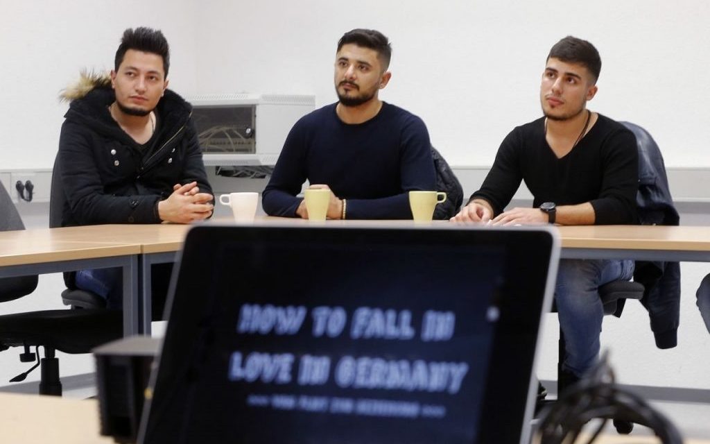 Kόσμος: Μαθήματα φλέρτ για πρόσφυγες στη Γερμανία!