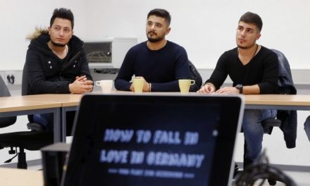 Kόσμος: Μαθήματα φλέρτ για πρόσφυγες στη Γερμανία!