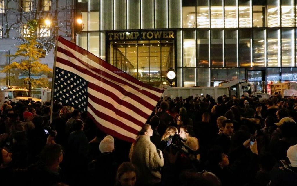 Γιατι οι διαδηλωτές εναντίον του Τραμπ κρατάνε ανάποδα τη σημαία;