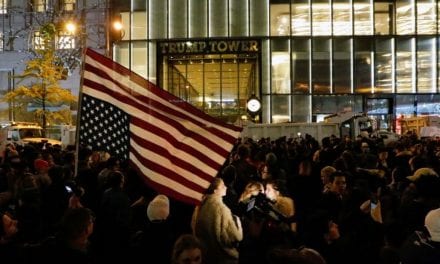 Γιατι οι διαδηλωτές εναντίον του Τραμπ κρατάνε ανάποδα τη σημαία;