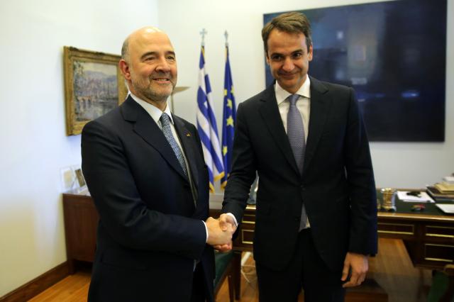 Handshake between Kyriakos Mitsotakis, President of the main opposition party Nea Dimokratia, on the right, and Pierre Moscovici.