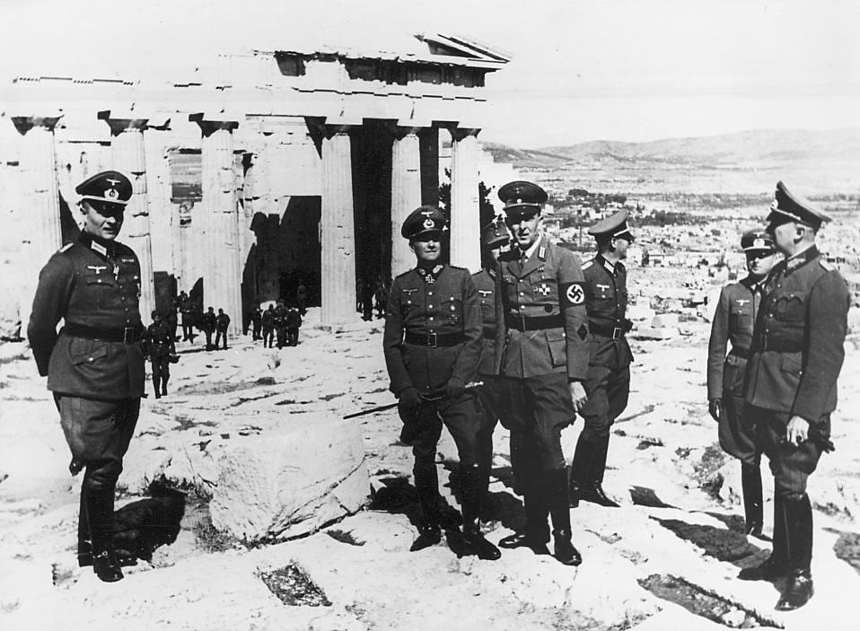 Επίσκεψη ανώτατων αξιωματικών της Βέρμαχτ στην Ακρόπολη. Στις 27 Απριλίου τα γερμανικά στρατεύματα εισέρχονται στην Αθήνα και ξεκινά η περίοδος της κατοχής της Ελλάδας από τις δυνάμεις του Άξονα (1941-1944). (Φώτο Συλλογή Μ.Τσαγκάρη)
