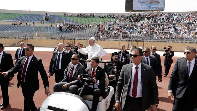Δρακόντεια μέτρα ασφαλείας στην λειτουργία του Πάπα Φραγκίσκου στο Κάιρο