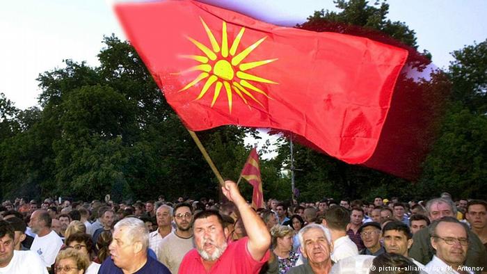 Macedonia's former flag showing Vergina Sun (picture-alliance/dpa/M. Antonov)