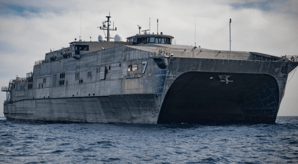 Προς άγνωστη κατεύθυνση το αμερικανικό πολεμικό πλοίο USNS Carson City