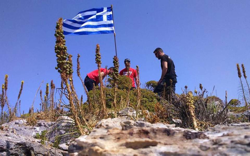 Η κυβέρνηση διαψεύδει την υποστολή της ελληνικής σημαίας από Τούρκους κομάντος