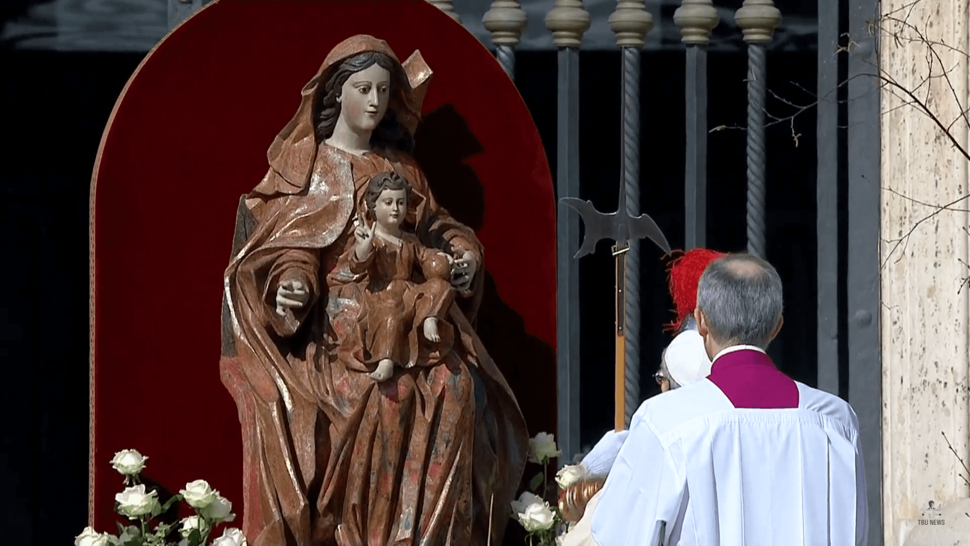 Pope Francis leads Easter Sunday mass on St. Peter’s Square