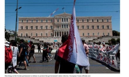 ΝΥΤ: Παρά την έξοδο της Ελλάδας από τα μνημόνια, τα προβλήματα παραμένουν