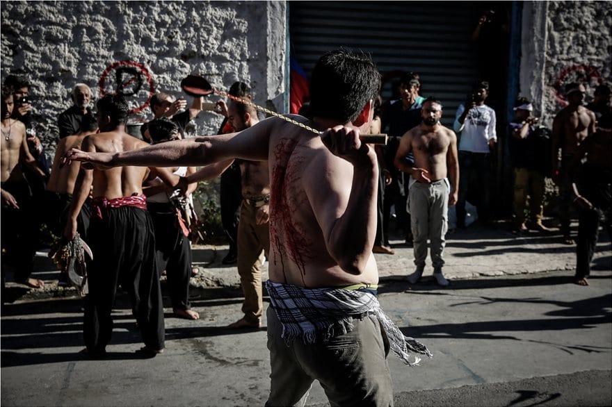 Σιίτες αυτομαστιγώθηκαν στον Πειραιά, γιορτάζοντας την Ασούρα