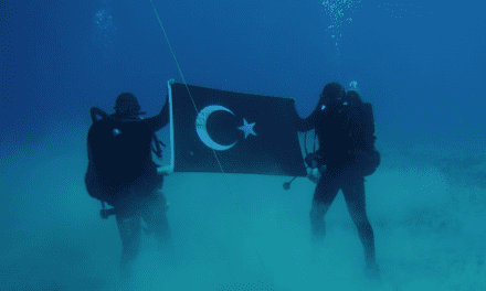 Τουρκικών προκλήσεων συνέχεια: Βατραχάνθρωποι ποζάρουν με την τουρκική σημαία στη Σούδα